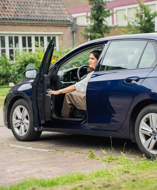 Rijinstructeur Massouda Dehqan bij de Drive2Learn lesauto